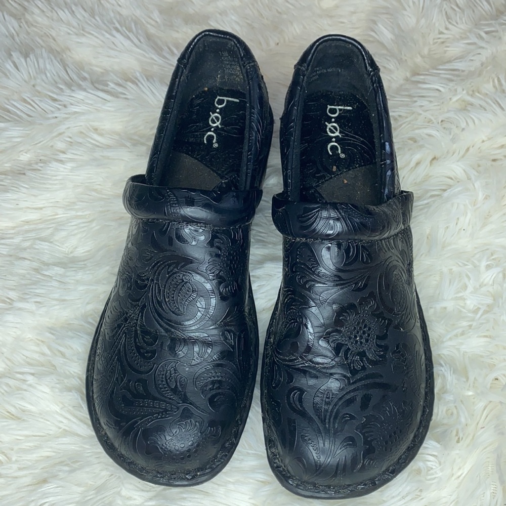 BOC Black Leather Floral Embossed Slip On Wedged Clogs Size 7.5 - Picture 3 of 9